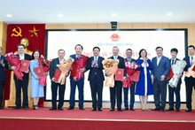 Bộ trưởng Nguyễn Hồng Diên trao các quyết định về công tác cán bộ cho lãnh đạo Cục, Vụ thuộc Bộ Công thương.