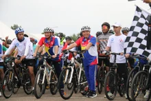 Chủ tịch Quốc hội Lào Saysomphone Phomvihane và Đại sứ Nguyễn Bá Hùng hào hứng tham gia Cuộc đua xe đạp “Đoàn xe của tình đoàn kết”. (Ảnh: Nguyễn Hải Tiến)