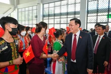 Chủ tịch Quốc hội Vương Đình Huệ và giáo viên, học sinh Trường trung học phổ thông Kỳ Sơn (Nghệ An). (Ảnh: DUY LINH)