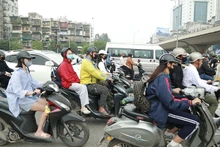 Người tham gia giao thông đội mũ bảo hiểm không đạt chuẩn