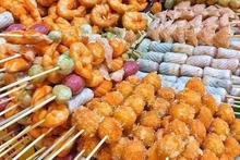 hình ảnh các loại xiên bẩn được bày bán đủ hình dạng, màu sắc