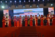 Các đại biểu cắt băng khai mạc Hội chợ Công thương vùng đồng bằng sông Hồng-Hà Nam 2023.