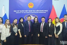Đại diện Đại sứ quán Việt Nam, Quỹ thúc đẩy phát triển hợp tác Nga-Việt “Truyền thống và Hữu nghị” chụp ảnh lưu niệm cùng sinh viên đến từ tỉnh nghệ An đang học tập tại các trường đại học ở Moskva tại điểm cầu Liên bang Nga.