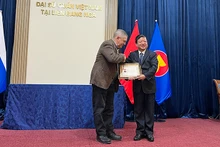 Trao kỷ niệm chương “Vì sự nghiệp văn học nghệ thuật Việt Nam” tặng Phó Giáo sư, Tiến sĩ Anatoly Sokolov. (Ảnh: XUÂN HƯNG)