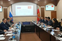 Cuộc gặp với Thống đốc tỉnh Vladimir Alexander Avdeev.