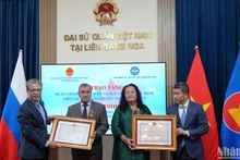 Trao Huân chương Hữu nghị tặng bà Regina Budarina và ông Vladimir Ruvimov. (Ảnh: XUÂN HƯNG)