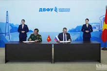 Hai Trưởng đoàn ký biên bản phiên họp. 