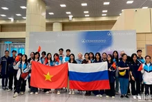 Đoàn học sinh Việt Nam đến sân bay quốc tế Domodedovo, bắt đầu hành trình khám phá nước Nga.