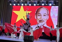 Tiết mục biểu diễn của sinh viên Việt Nam tại Ngày hội hữu nghị các dân tộc được tổ chức tại UrFU.