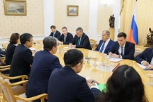 Thứ trưởng Nguyễn Minh Vũ chào xã giao Bộ trưởng Ngoại giao Nga Sergey Lavrov.