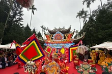 Biểu diễn nghệ thuật mừng khai hội chùa Hương.