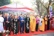 Các đại biểu dâng hương tưởng niệm Hai Bà Trưng.