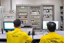 Cán bộ Trung tâm Chiếu xạ Hà Nội vận hành máy gia tốc cyclotron để sản xuất dược chất phóng xạ FDG. (Ảnh SƠN TÙNG)