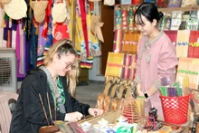 Khách quốc tế thử làm hương tại làng hương Thủy Xuân, thành phố Huế.