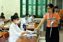 Thí sinh tham dự kỳ thi THPT quốc gia năm 2024 tại điểm thi Trường THPT Chu Văn An, Hà Nội. (Ảnh ĐĂNG ANH)