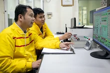 Cán bộ Trung tâm Chiếu xạ Hà Nội vận hành máy gia tốc sản xuất dược chất phóng xạ. (Ảnh SƠN TÙNG)