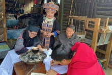 Du khách trải nghiệm hoạt động vẽ sáp ong tại Sa Pa (Lào Cai).