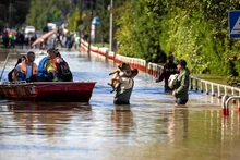 Mưa lớn gây ngập lụt tại thị trấn Bohumin của Séc. (Ảnh REUTERS)