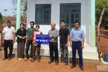 Ông Siu Trung, Phó Chủ tịch Ủy ban Mặt trận Tổ quốc Việt Nam tỉnh Gia Lai, đại diện nhà tài trợ bàn giao nhà cho các hộ nghèo.
