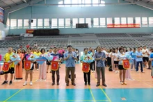 Trao cờ lưu niệm cho hội nhà báo các tỉnh.