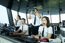 Trực điều hành bay tại Đài Kiểm soát không lưu Nội Bài.