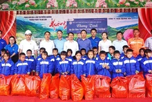 Trao tặng áo ấm cho học sinh Trường phổ thông dân tộc bán trú tiểu học xã Cao Sơn (Lào Cai).