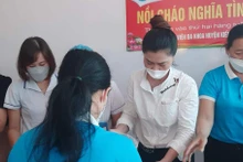 Hơn 200 suất cháo nghĩa tình đầu tiên được Hội Liên hiệp phụ nữ huyện Kiến Xương (tỉnh Thái Bình) tổ chức nấu, phát miễn phí cho bệnh nhân.