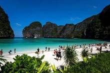 Du khách trên bãi biển vịnh Maya, tỉnh Krabi, Thái Lan. (Ảnh: Reuters)