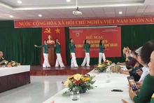 Giao lưu văn nghệ sĩ tại lễ bế mạc Trại sáng tác văn học đề tài "Lực lượng vũ trang-Chiến tranh cách mạng" năm 2022 tại Cần Thơ.