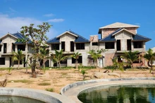 Khu dịch vụ nghỉ dưỡng xây gần hoàn thiện nhưng không có giấy phép ở xã Trung Trạch, huyện Bố Trạch.