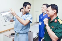 TS Phan Đình Mừng- Phó Giám đốc Viện Chấn thương chỉnh hình, Bệnh viện Quân y 175 trao đổi về chuyên môn với đội ngũ y tế của Đoàn Operation Walk Chicago.