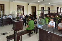 Các bị cáo tại tòa phiên xét xử. (Ảnh: HỮU NGHĨA)