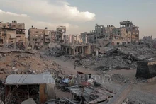 Những tòa nhà bị phá hủy sau các cuộc không kích của Israel xuống thành phố Khan Younis, Dải Gaza. (Ảnh: THX/TTXVN)
