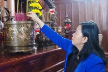 Đồng chí Trưởng ban Dân vận Trung ương dâng hương Đền thờ Bác Hồ và các Anh hùng liệt sĩ tỉnh Quảng Bình.