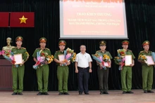 Đại diện lãnh đạo quận 8 trao khen thưởng cho các đơn vị. (Ảnh: CTV)