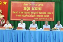 Bí thư Trung ương Đảng, Chủ tịch Ủy ban Trung ương Mặt trận Tổ quốc Việt Nam Đỗ Văn Chiến (ngồi giữa) dự hội nghị.