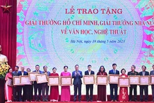 Chủ tịch nước Võ Văn Thưởng trao tặng Giải thưởng Hồ Chí Minh cho các tác giả, đại diện gia đình các tác giả. (Ảnh: Đăng Khoa)