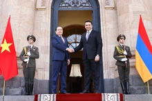 Chủ tịch Quốc hội Armenia Alen Simonyan đón Chủ tịch Quốc hội Trần Thanh Mẫn. (Ảnh: TTXVN)