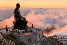Đại Tượng Phật A Di Đà trên đỉnh Fansipan-Sa Pa, được mệnh danh là "nóc nhà Đông Dương". (Ảnh: TL)