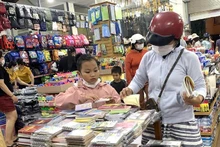 Đầu năm học luôn là áp lực đối với nhiều phụ huynh vì phải mua sắm nhiều thứ cho con đến trường, vì vậy, Sở Giáo dục và Đào tạo tỉnh Đắk Lắk sẽ xử lý nghiêm nếu trường học nào thu trái quy định. 