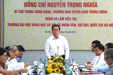 Đồng chí Nguyễn Trọng Nghĩa phát biểu tại buổi làm việc.