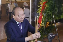 [Ảnh] Chủ tịch nước dâng hương tại Khu văn hóa tưởng niệm Bác Hồ