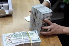 Ngân hàng Nhà nước vừa có hướng dẫn về quản lý ngoại hối đối với việc vay và trả nợ nước ngoài của doanh nghiệp có hiệu lực từ ngày 15/11. (Ảnh: Vietnam+)