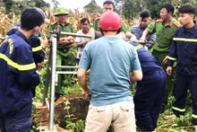 Công an huyện Cư Kuin phối hợp Phòng Cảnh sát phòng cháy chữa cháy và cứu nạn cứu hộ, Công an tỉnh Đắk Lắk khẩn trương cứu hộ ông Y Son dưới giếng sâu.