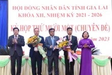 Ông Nguyễn Hữu Quế (thứ hai từ phải sang) và ông Dương Mah Tiệp (thứ ba từ trái sang) trúng cử chức danh Phó Chủ tịch Ủy ban nhân dân tỉnh khóa 12 (nhiệm kỳ 2021-2026). 