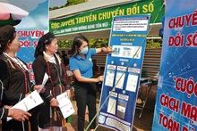 Bảo hiểm xã hội huyện Tiên Yên (Quảng Ninh) tuyên truyền các dịch vụ chuyển đổi số cho người dân xã Hải Lạng. (Ảnh: QUANG THỌ)