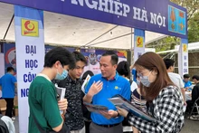 Cán bộ Trường đại học Công nghiệp Hà Nội tư vấn tuyển sinh năm 2023 cho thí sinh.
