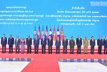 Lãnh đạo Đảng Nhân dân cách mạng Lào và lãnh đạo Đảng Nhân dân Campuchia tại hội nghị. (Ảnh: báo Pasaxon)