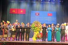 Các đồng chí lãnh đạo Thành phố Hồ Chí Minh và Lào tặng hoa chúc mừng các nghệ sĩ biểu diễn tại Lễ kỷ niệm.