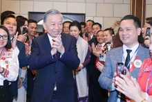 Tổng Bí thư Tô Lâm và Phu nhân gặp gỡ cán bộ, nhân viên Đại sứ quán cùng đại diện cộng đồng người Việt Nam tại Liên bang Nga. (Ảnh: TTXVN)